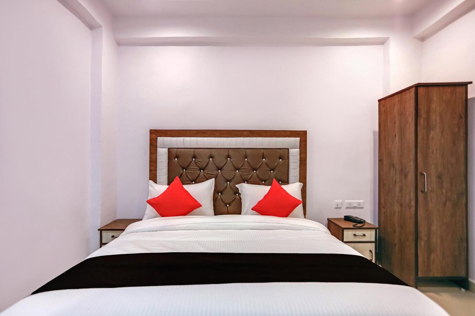 แคปิตัล โอ 76792โกลเดน สโตน Hotel กาเซียบัด ภายนอก รูปภาพ